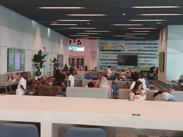 Moderna, luminosa y con un diseño pensado para el confort, así luce la estación de Brightline en Orlando, una de las elogiadas de Florida.
