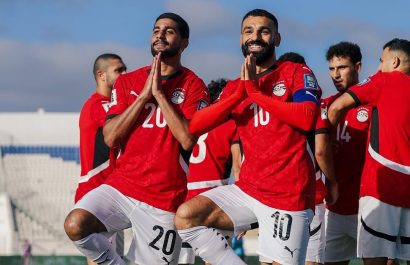 Mohamed Salah (derecha) celebra con Ibrahim Adel uno de sus goles que clasificó a Egipto al Mundial 2026.