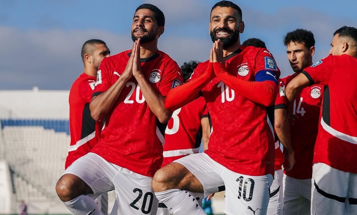 Mohamed Salah (derecha) celebra con Ibrahim Adel uno de sus goles que clasificó a Egipto al Mundial 2026.