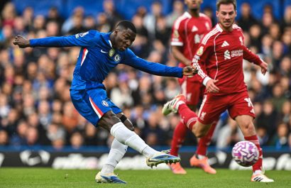 Moisés Caicedo anota de larga distancia en la victoria 2-1 de Chelsea ante Liverpool