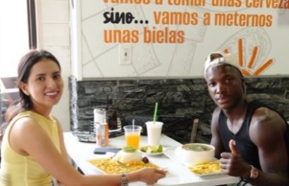Moises Caicedo comiendo encebollado