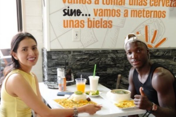 Moises Caicedo comiendo encebollado
