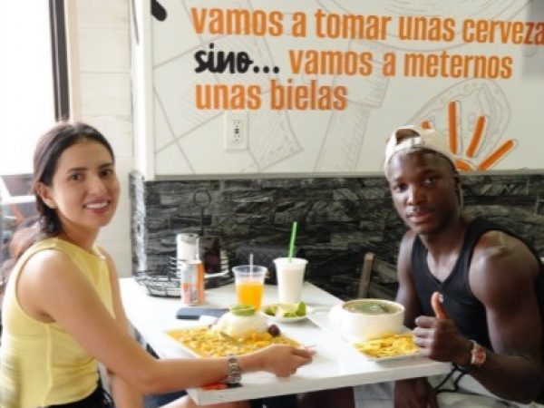 Moises Caicedo comiendo encebollado