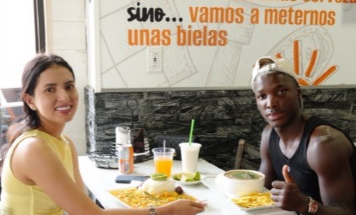 Moises Caicedo comiendo encebollado