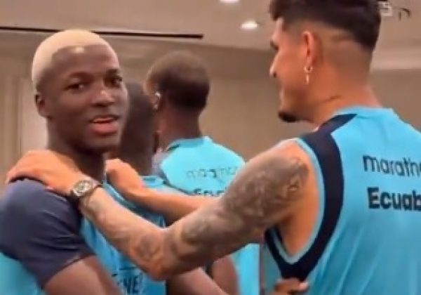 Moisés Caicedo con Piero Hincapié en la selección