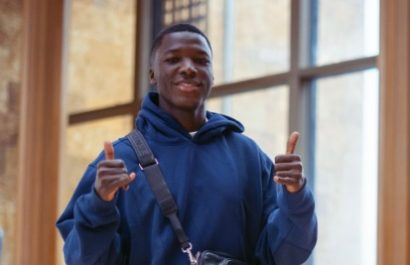 Moisés Caicedo llegó a Argentina donde concentrará la selección de Ecuador para medir a Paraguay y Argentina