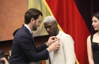 Moisés Caicedo recibe la condecoración por parte de Niels Olsen, presidente de la Asamblea Nacional.