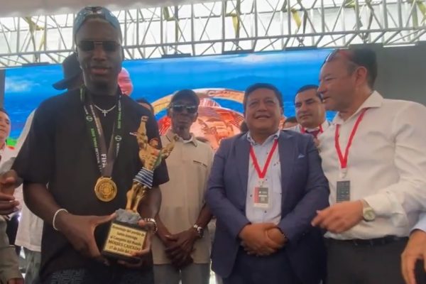 Moisés Caicedo recibe llaves de la ciudad y un Tsáchila de Oro en homenaje en Santo Domingo, la tierra que lo vio nacer