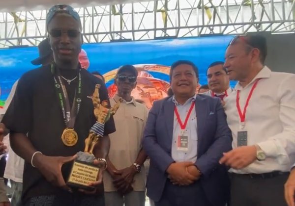 Moisés Caicedo recibe llaves de la ciudad y un Tsáchila de Oro en homenaje en Santo Domingo, la tierra que lo vio nacer