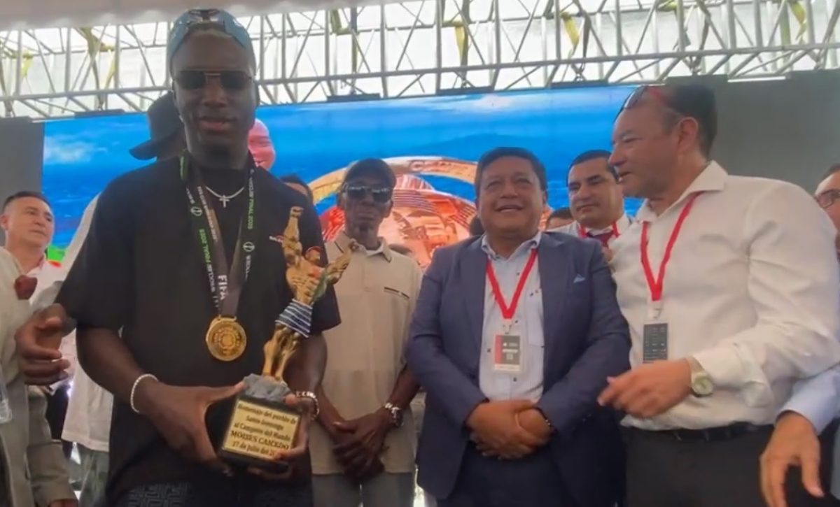 Moisés Caicedo recibe llaves de la ciudad y un Tsáchila de Oro en homenaje en Santo Domingo, la tierra que lo vio nacer