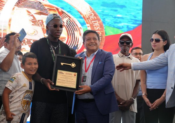 Moisés Caicedo sale a comprar pan en un monopatín y conquista Santo Domingo