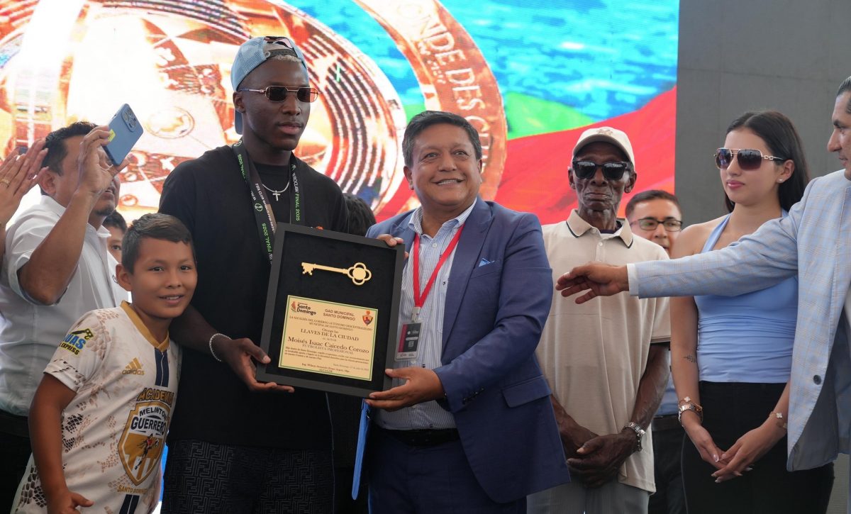 Moisés Caicedo sale a comprar pan en un monopatín y conquista Santo Domingo