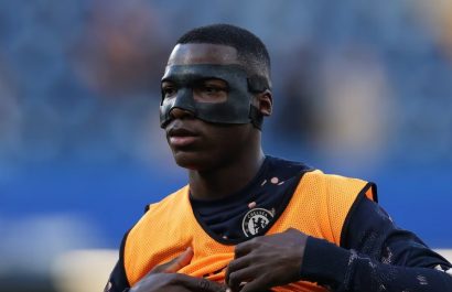 Moisés Caicedo usando una máscara