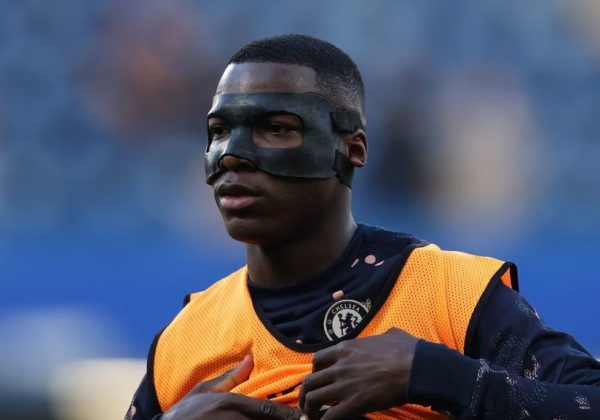 Moisés Caicedo usando una máscara
