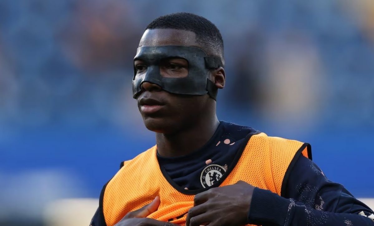 Moisés Caicedo usando una máscara