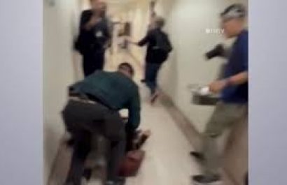 Momento en que un agente de ICE empuja al piso a la migrante ecuatoriana Mónica Moreta dentro de la corte de Manhattan.