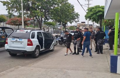 Momentos en que los sospechosos eran trasladados a una unidad judicial.