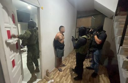 Momentos en que se realizaba el allanamiento donde fue detenido un sospechoso de pertenecer a la banda de Los Choneros.