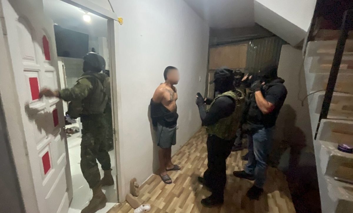 Momentos en que se realizaba el allanamiento donde fue detenido un sospechoso de pertenecer a la banda de Los Choneros.