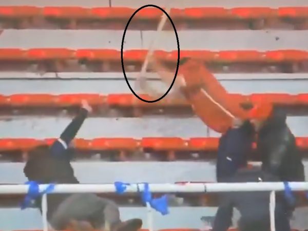 Momentos en que un aficionado agrede a otro de la barra contraria con un objeto.