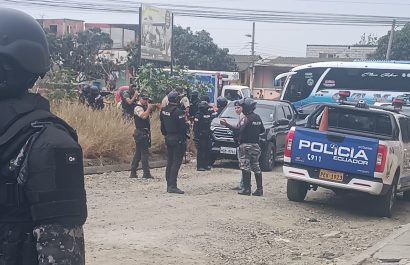 En menos de 24 horas, la Policía enfrentó tres ataques violentos en Manta, incluyendo disparos y el lanzamiento de un explosivo.
