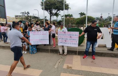 Moradores de la parroquia Zapallo llegaron hasta el municipio de Flavio Alfaro para exigir una solución a la falta de agua que afecta a más de 500 familias desde hace dos años.