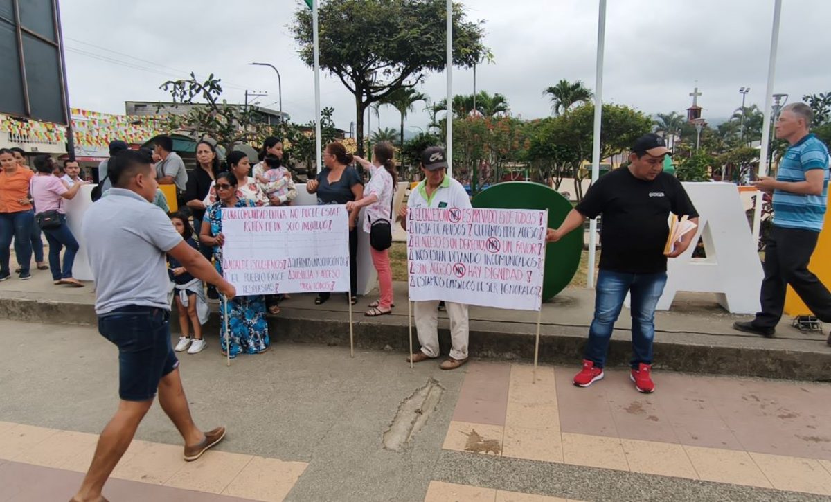 Moradores de la parroquia Zapallo llegaron hasta el municipio de Flavio Alfaro para exigir una solución a la falta de agua que afecta a más de 500 familias desde hace dos años.