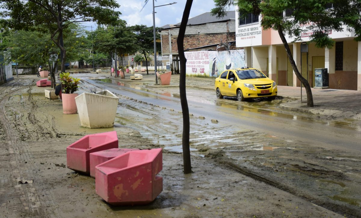 Moradores del sector del puente Chile y Quiroga piden limpieza de lodo