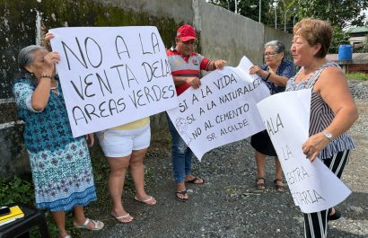 Moradores protestan en la cancha comunitaria La Colegiala contra su venta por parte del Municipio de Santo Domingo.
