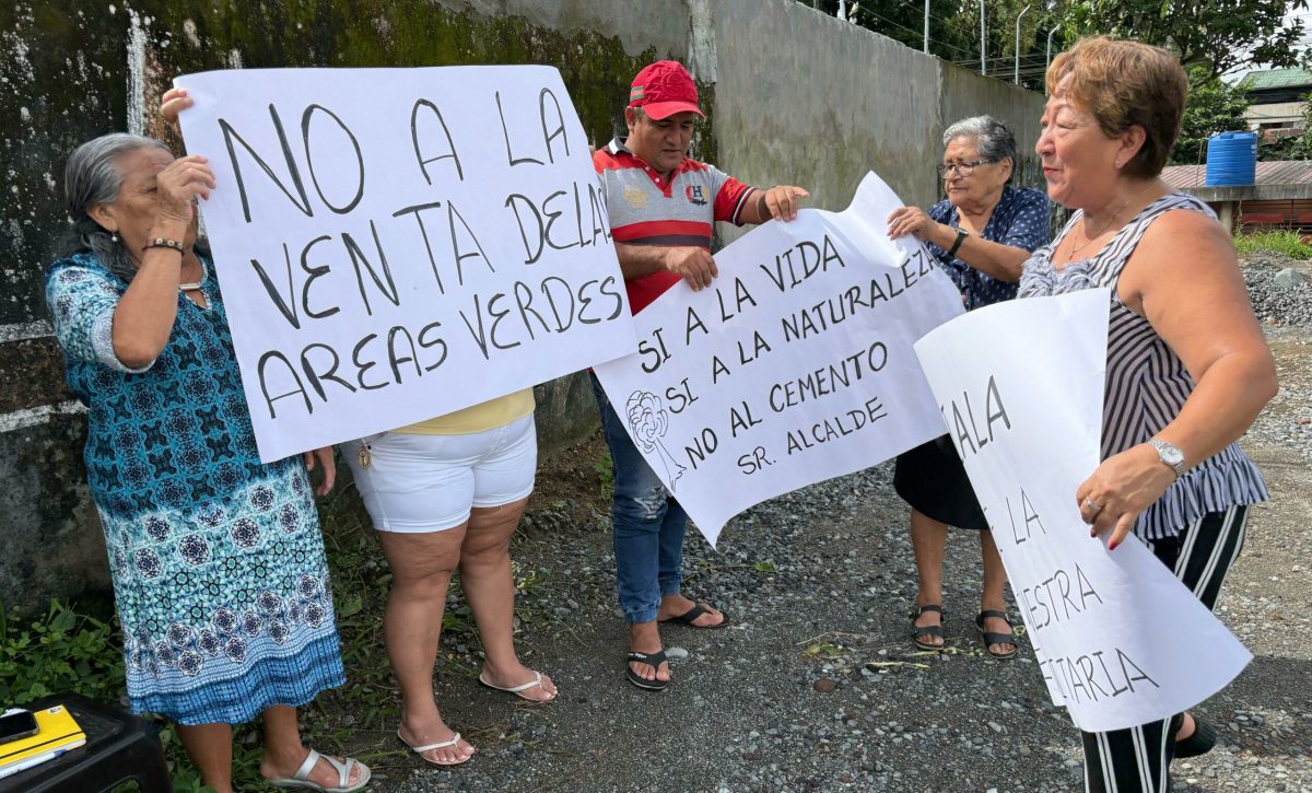 Moradores protestan en la cancha comunitaria La Colegiala contra su venta por parte del Municipio de Santo Domingo.