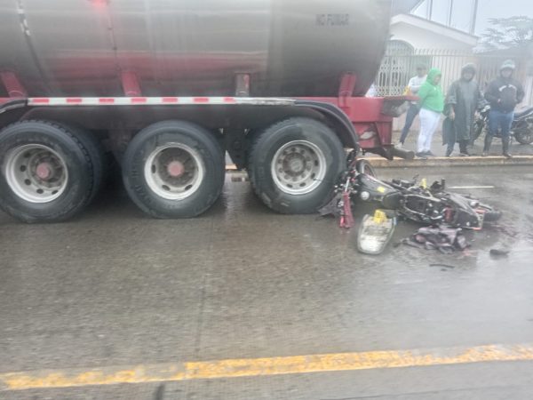 Motociclista muere al impactarse contra tanquero en la vía a El Carmen