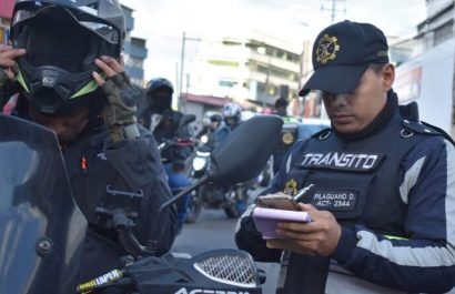 Motociclistas sancionados por exceso de pasajeros y otras infracciones en la capital