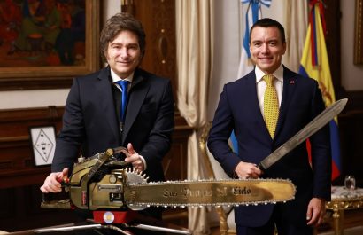 Motosierra y machete: el sorprendente simbolismo de los presidentes de Argentina y Ecuador