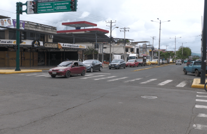 Movilidad moderada con focos de congestión marca la mañana de este lunes en Portoviejo