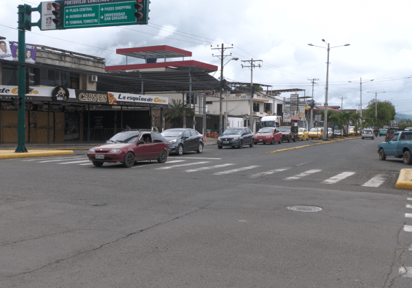 Movilidad moderada con focos de congestión marca la mañana de este lunes en Portoviejo