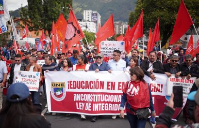 Movilización de docentes en Ecuador cuestiona Ley de Integridad