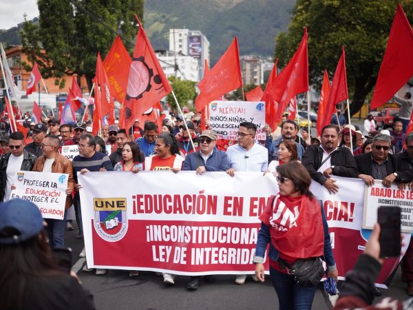 Movilización de docentes en Ecuador cuestiona Ley de Integridad