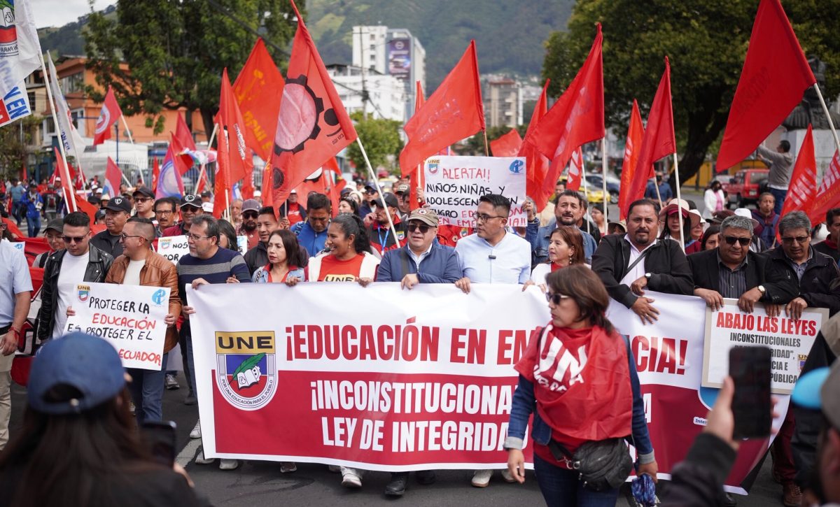 Movilización de docentes en Ecuador cuestiona Ley de Integridad