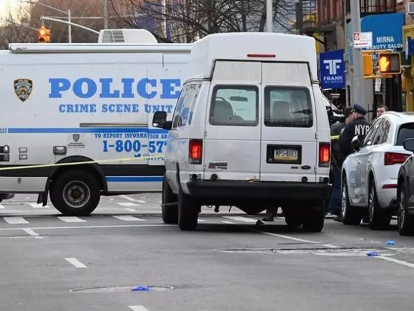 Mueren cuatro niños al chocar un vehículo contra un centro escolar en Estados Unidos