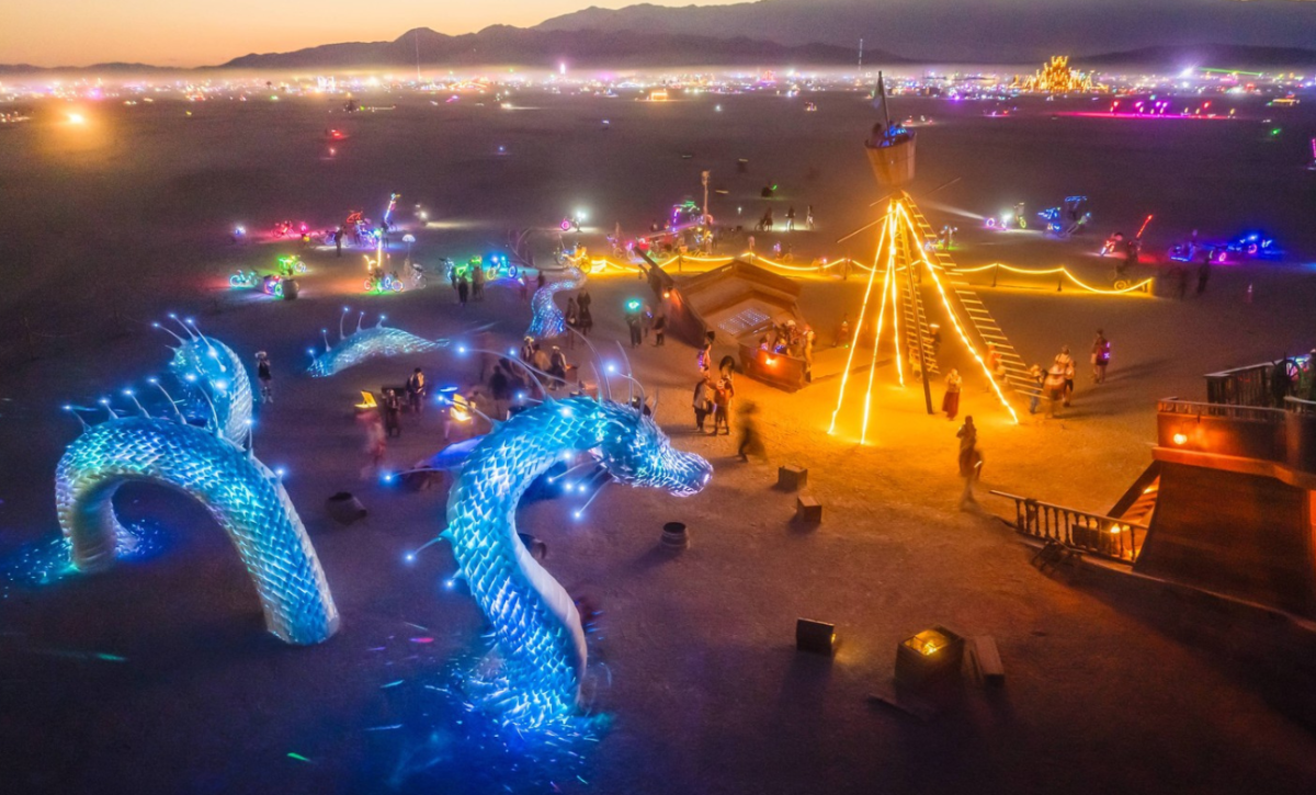 Mujer da a luz en el festival musical Burning Man sin saber que estaba embarazada