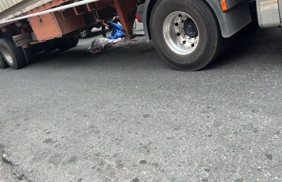 Mujer muere atropellada por tráiler en Alluriquín