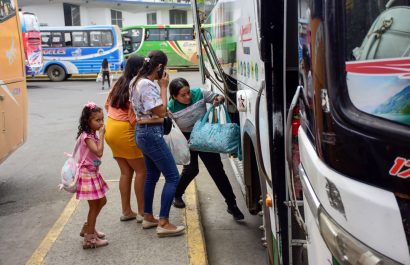 Mujeres asumen rol de controladoras en cooperativas de transporte de Portoviejo