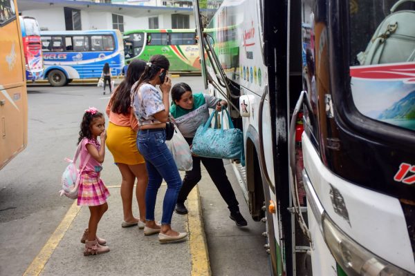 Mujeres asumen rol de controladoras en cooperativas de transporte de Portoviejo