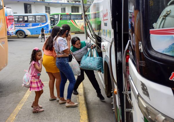Mujeres asumen rol de controladoras en cooperativas de transporte de Portoviejo