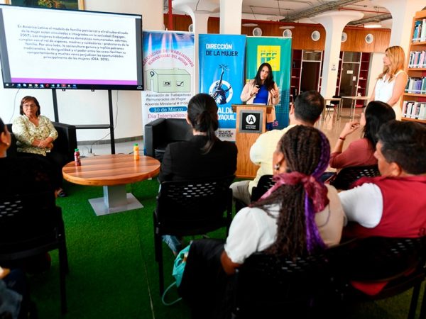 La Dirección de la Mujer del Municipio de Guayaquil organiza el evento Voces Femeninas, un ciclo de conferencias para mujeres emprendedoras.