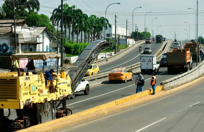 Durante el reciente feriado, la Dirección de Obras Públicas del Municipio de Guayaquil ejecutó trabajos en el paso elevado de la Vía a Daule.