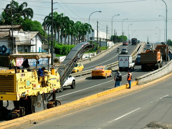 Durante el reciente feriado, la Dirección de Obras Públicas del Municipio de Guayaquil ejecutó trabajos en el paso elevado de la Vía a Daule.