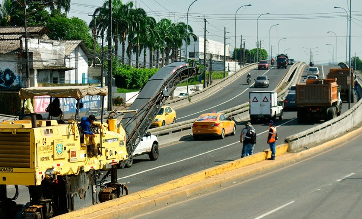 Durante el reciente feriado, la Dirección de Obras Públicas del Municipio de Guayaquil ejecutó trabajos en el paso elevado de la Vía a Daule.