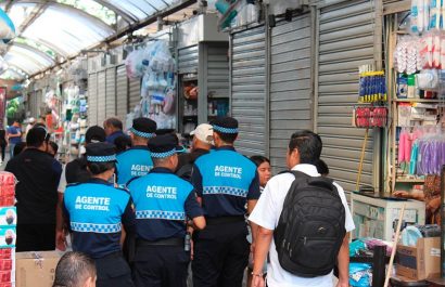 El Municipio de Guayaquil realizó un operativo en el sector de La Bahía para mejorar el orden y la seguridad.