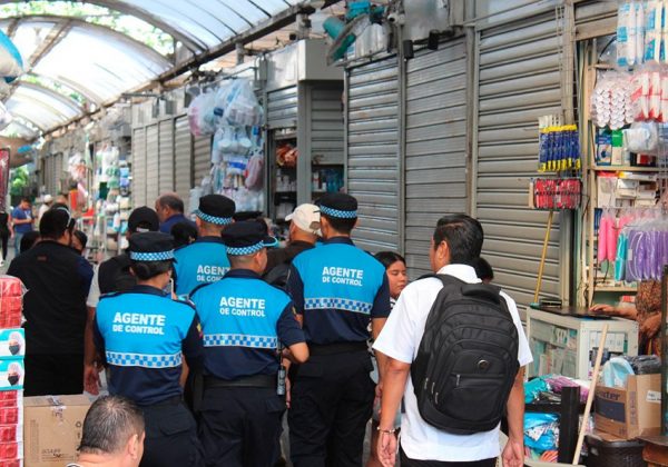 El Municipio de Guayaquil realizó un operativo en el sector de La Bahía para mejorar el orden y la seguridad.